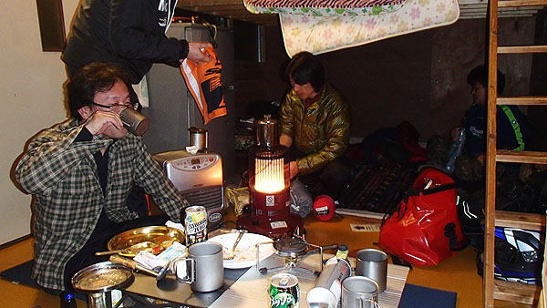 ロッジ内で宴会